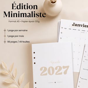 Peut inclure: Un agenda 2027 blanc au format A5 avec du papier épais de 120g. La couverture porte le texte 'Agenda 2027' et 'Planya'. L'intérieur comprend des pages avec 'Janvier' et des mises en page hebdomadaires ou mensuelles, totalisant 98 pages.