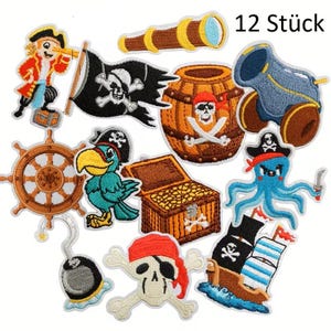 Könnte beinhalten: Ein Set aus 12 bestickten Aufnähern zum Thema Piraten, bestehend aus einem Piraten, einem Fernrohr, einer Totenkopfflagge, einem Holzfass, einer Kanone, einem Steuerrad, einem Papagei, einer Schatztruhe, einem Oktopus, einer Bombe und einem Piratenschiff.