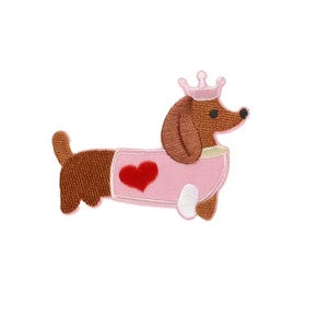 Könnte beinhalten: Ein gestickter Aufbügler in Form eines braunen Dackels, der einen hellrosa Pullover mit rotem Herzmotiv und eine kleine hellrosa Krone auf dem Kopf trägt. Der Hund hat einen langen Körper, kurze Beine sowie eine dunkelbraune Nase und ein Auge.