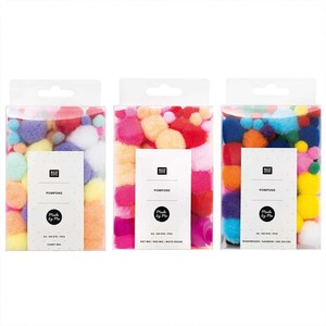 Könnte beinhalten: Drei rechteckige Klarsichtverpackungen mit weichen, flauschigen Pompons in verschiedenen Größen. Jede Packung hat ein weißes Etikett mit dem Text Rico Design, Pompoms, Made by Me und ca. 100 stk/pcs. Die Sets enthalten Bonbon-, Rot- und Regenbogen-Farbmischungen.