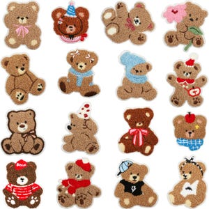Könnte beinhalten: Eine Sammlung von sechzehn braunen Teddybär-Aufnähern mit verschiedenen Accessoires wie Hüten, Schals, Schleifen und Blumen. Jeder Bär ist aus einem strukturierten, flauschigen Material gefertigt und zeigt individuelle Gesichtsausdrücke und Kleidung.