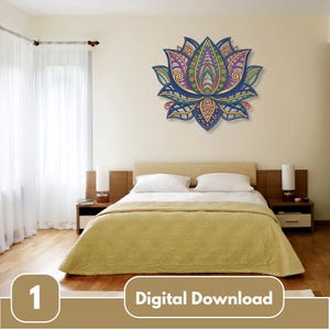 Könnte beinhalten: Eine mehrfarbige Lotusblumen-Wandkunst mit aufwendigen Details, die an einer beigefarbenen Wand über einem Bett angebracht ist. Der Lotus hat Blau-, Lila-, Grün- und Goldtöne. Der Text "Digital Download" befindet sich unten.
