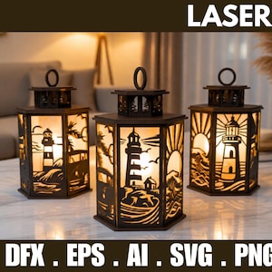 Op de afbeelding: Drie donkerbruine, lasergesneden lantaarns met vuurtorenontwerpen. Elke lantaarn heeft een handvat en is van binnenuit verlicht, met ingewikkelde kustscènes. De tekst "3D" en "LASER CUT" zijn zichtbaar.