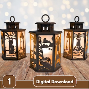 Puede incluir: Tres faroles de metal marrón oscuro con diseños de faros. Cada farol tiene un asa y una luz cálida y brillante en el interior. Los faroles son hexagonales y están sobre una superficie de madera. El texto "Digital Download" está en la parte inferior.