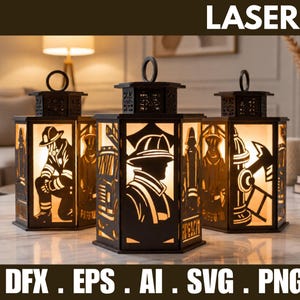 Może przedstawiać: Trzy czarne latarnie wycinane laserowo 3D z sylwetkami strażaków. Każda latarnia ma uchwyt i skomplikowane wycięte wzory. Latarnie stoją na marmurowym stole. Tekst na zdjęciu brzmi "3D LASER CUT" i "DFX . EPS . AI . SVG . PNG".