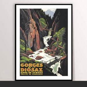 Puede incluir: Un póster de viaje vintage enmarcado para Gorges de la Diosaz, Gare de Servoz, Vallee de Chamonix. El póster muestra una cascada en un desfiladero rocoso, con puentes y una persona. La paleta de colores incluye marrones, verdes y azules.