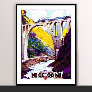 Puede incluir: Un póster de viaje vintage enmarcado que representa un tren cruzando un puente sobre un río. El póster tiene un diseño colorido con el texto "Nouvelle Ligne Nice-Coni" en la parte inferior. El puente es blanco y el tren es oscuro.