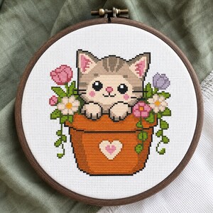Korsstygnsmönster för katt och blomma, digitalt djur i blomkruka, kawaii kattungemönster, nålstygn för söt katt, PDF