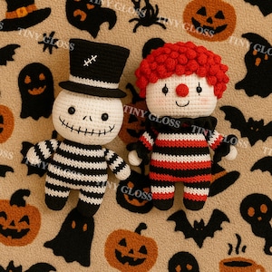 Op de afbeelding: Twee handgemaakte gehaakte poppen. De ene is een skelet met een zwarte hoge hoed en een gestreept zwart-wit outfit. De andere is een clown met rood haar, een rode neus en een gestreept rood, zwart en wit outfit. De achtergrond heeft Halloween-thema patronen.