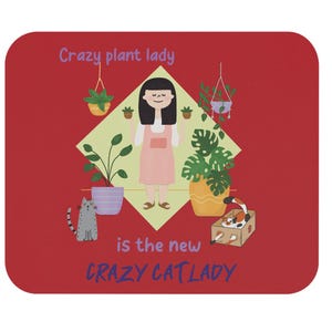 Peut inclure: Tapis de souris carré rouge avec une illustration de dessin animé. Le design présente une femme en tablier rose entourée de plantes en pot et d'un chat. Le texte dit "Crazy plant lady is the new crazy cat lady."