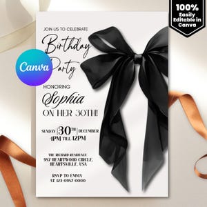 Puede incluir: Una invitación de fiesta de cumpleaños con un gran lazo negro sobre un fondo blanco. El texto de la invitación incluye "Birthday Party", "Sophia" y detalles del evento. Un logotipo de Canva es visible, lo que indica que es editable.