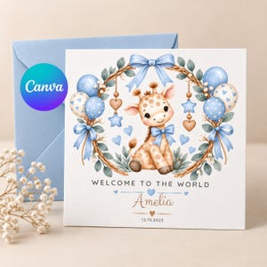 Può includere: Un biglietto d'auguri quadrato con un'illustrazione ad acquerello di una giraffa all'interno di una ghirlanda di foglie, palloncini blu e nastri. Il testo recita WELCOME TO THE WORLD, Amelia, e 12.10.2025, con piccole icone di cuori blu.