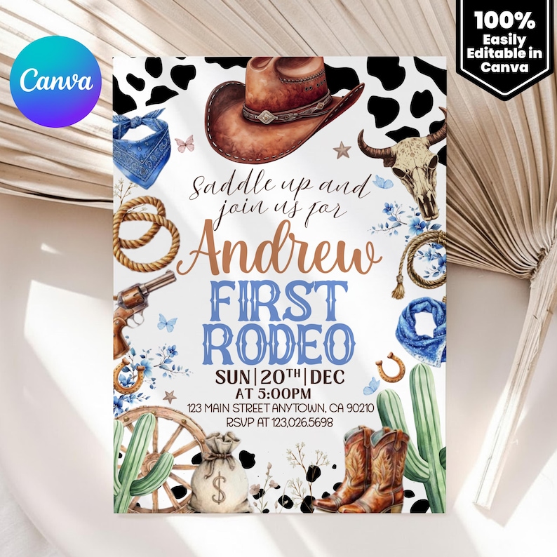 Op de afbeelding: Een rodeo-thema uitnodiging met een cowboyhoed, touw en laarzen. De uitnodiging luidt "Andrew FIRST RODEO" met evenementdetails. Het ontwerp bevat een schedel van een stier, cactussen en een geldbuidel, tegen een witte achtergrond met koeienvlekken.