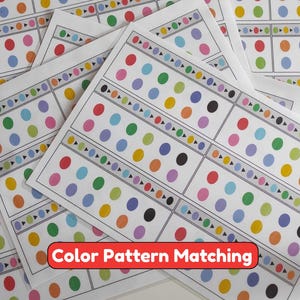 Op de afbeelding: Meerdere vellen wit papier met een activiteit voor het matchen van kleurpatronen. Elk vel bevat rechthoekige rasters gevuld met rijen gekleurde ovale vormen in rood, blauw, groen, geel, oranje, paars en zwart, gescheiden door kleine pijliconen.