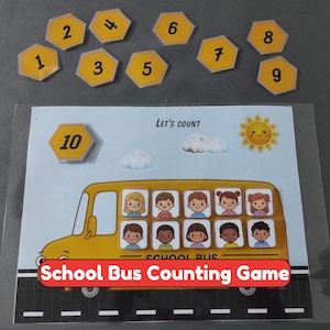 Puede incluir: Un juego de contar de autobús escolar que incluye una hoja laminada con una ilustración de un autobús amarillo, el texto Let's count y diez fichas hexagonales pequeñas numeradas del uno al diez. El autobús muestra diez iconos.