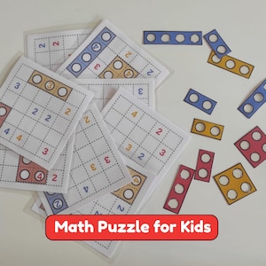 Könnte beinhalten: Ein Set aus quadratischen weißen Karten mit gitterbasierten Mathe-Rätseln, bedruckt mit Zahlen und leeren Kreisen, dazu kleine rechteckige und quadratische Plättchen in Blau, Gelb und Rot mit kreisförmigen Aussparungen und dem Text Math Puzzle for Kids.