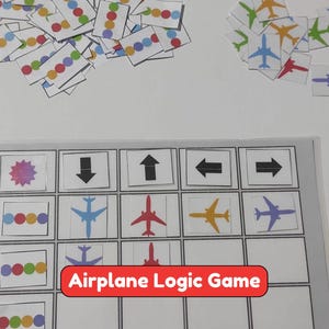 Könnte beinhalten: Ein Airplane Logic Game bestehend aus einem Rasterbrett mit Zeilen und Spalten. Das Spiel enthält kleine quadratische Karten mit farbigen Kreisen und Flugzeugsilhouetten. Das Brett zeigt Richtungspfeile und den Text Airplane Logic Game.