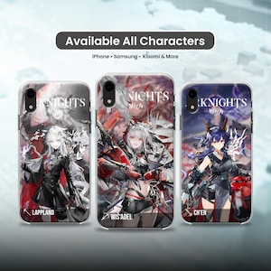 Può includere: Custodie trasparenti per telefoni con disegni di personaggi in stile anime. Le custodie mostrano personaggi chiamati Lappland, Wis'Adel e Ch'en, con la parola "KNIGHTS" e testo giapponese. Il banner in alto recita "Available All Characters" e elenca i marchi di telefoni compatibili.