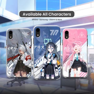 以下が含まれることがあります： アニメスタイルのキャラクターデザインの携帯電話ケース3つ。ケースには、白、青、ピンクのカラースキームのキャラクターが描かれています。ケースのテキストには、日本語の文字と「Available All Characters」と電話ブランドの文字が含まれています。