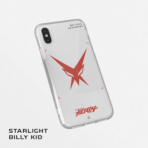 Könnte beinhalten: Eine transparente Smartphone-Hülle mit einem roten grafischen Logo in der Mitte, dem Text BK-001 in der oberen rechten Ecke und dem Text STARLIGHT BILLY KID in Rot am unteren Rand. Das Design enthält rote Eckklammern und ein kleines rotes Dreieck.