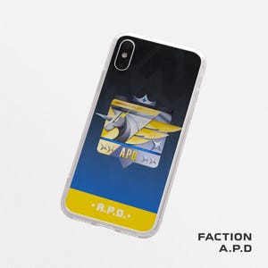 Può includere: Una custodia trasparente per smartphone con un design grafico su sfondo scuro, una sfumatura blu e una fascia inferiore gialla. Al centro è presente un emblema di unicorno argentato con ali gialle, una corona e il testo A.P.D. con quattro stelle.