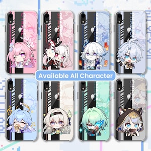 Könnte beinhalten: Transparente Handyhüllen mit farbenfrohen Anime-Charakter-Designs. Jede Hülle zeigt einen anderen Charakter mit einzigartigen Outfits und Ausdrücken. Die Hüllen haben ein vertikales schwarz-weißes Streifendesign an der Seite und den Text "AVAILABLE ALL CHARACTER".
