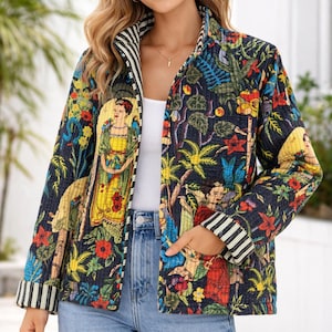 Könnte beinhalten: Eine gesteppte Jacke mit einem lebendigen Blumen- und Figurenprint in Blau-, Rot-, Gelb- und Grüntönen. Die Jacke hat einen schwarz-weiß gestreiften Besatz an Kragen und Manschetten. Die Jacke ist offen und zeigt ein weißes Oberteil und blaue Jeans.