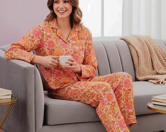 Ensemble de pyjama fait main en coton orange fleuri | Vêtements de nuit à imprimé block, Vêtements de détente confortables, Vêtements de nuit pour femme