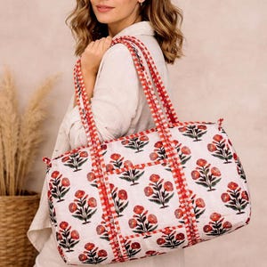 Handgefertigte, gesteppte Reisetasche aus Baumwolle: Rote Tragetasche mit Blumenmuster