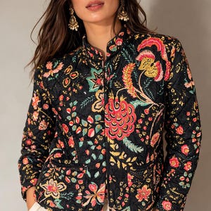 Schwarz Floral Gesteppte, Handgefertigte Baumwolljacke, Boho Vintage Kantha Mantel, Ethnische Winterjacke,