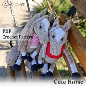 Può includere: Due bambole di cavallo all'uncinetto con corpi beige, segni bianchi e lunghe criniere. Uno indossa un maglione rosa, l'altro una sciarpa rossa. L'immagine include il testo "PDF Crochet Pattern" e "Cute Horse".