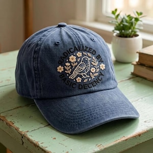 Geborduurde feministische hoed: geradicaliseerd door elementair fatsoen, vogels en bloemen