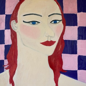 Puede incluir: Retrato al óleo de una persona con cabello rojo y ojos azules. La persona tiene labios rojos y rubor, con delineador de ojos negro. El fondo es un patrón de tablero de ajedrez de cuadrados rosas y azul oscuro.