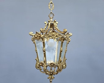 Preciosa linterna francesa vintage de latón de gran tamaño con paneles de vidrio grabado, estilo Luis XV ++