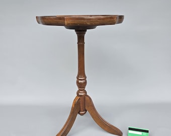 Small vintage elegan tripod wooden table with a green leather top; elegant side table in a classic antique style ++