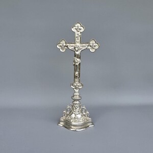 Crocifisso religioso antico di Gesù Cristo in piedi su altare / altare da tavolo ++