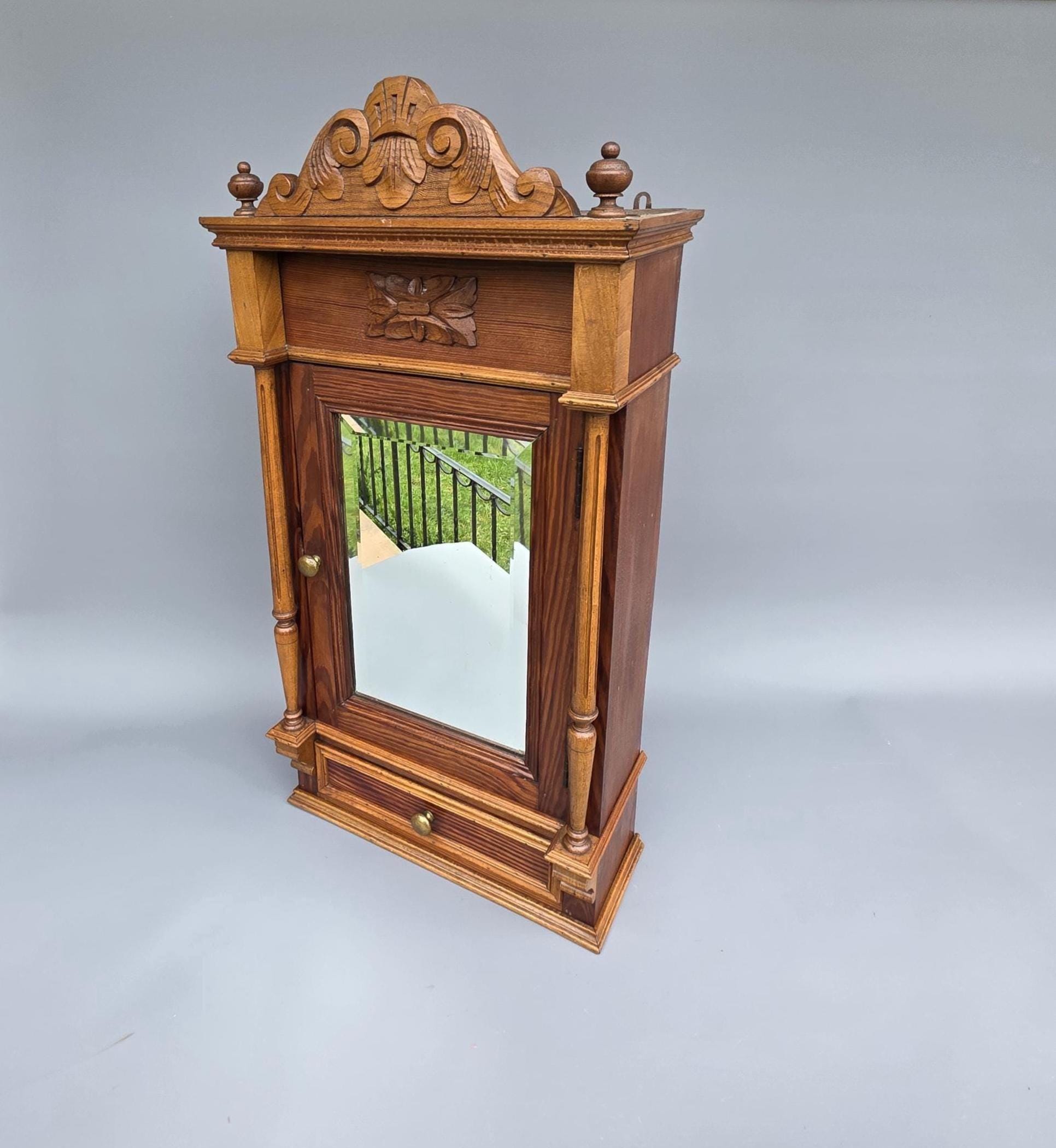 Armoire à pharmacie vintage en bois