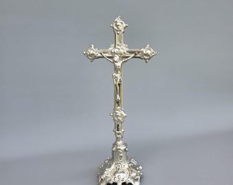 ヴィンテージ木製十字架と金属製イエス像 - カトリックの宗教的室内