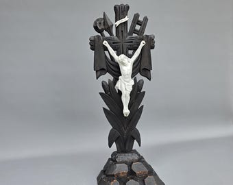 アンティークの手彫り木製黒森地方の十字架、磁器製のキリスト像付き++