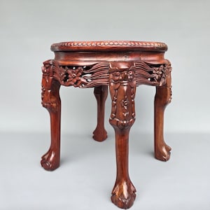 Mesa china en palisandro esculpido con tapa de mármol y patas de garra ++