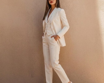 Traje de pantalón de 3 piezas color crema para mujer: elegante conjunto de blazer, chaleco y pantalón color marfil.