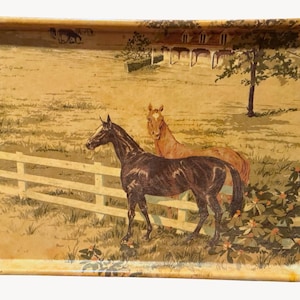 Può includere: Vassoio rettangolare con una scena di cavalli vintage. Il vassoio presenta uno sfondo beige con una staccionata bianca, cavalli e un edificio. I cavalli sono marroni e neri. Il vassoio ha angoli arrotondati.