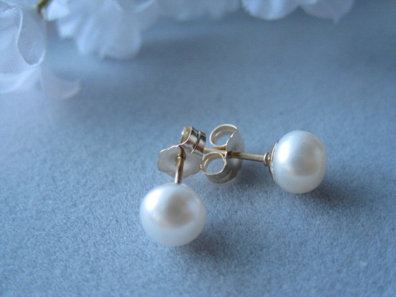 Small Pearl Stud Earrings, Freshwater Cultured Cream Pearl, 14K gold filled, Gift for Bridesmaids, Wedding jewelry image 3