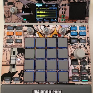 Può includere: Un campionatore per produzione musicale con una skin personalizzata che presenta illustrazioni in stile manga in bianco e nero di personaggi anime. Il dispositivo include un display digitale centrale, sedici pad quadrati grigi con bordi blu, varie manopole di controllo e pulsanti. Il testo lofiandy.com è stampato sul pannello grigio inferiore.
