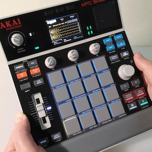 AKAI MPC-provskin: Helsvart och tillbehör från LofiAndy