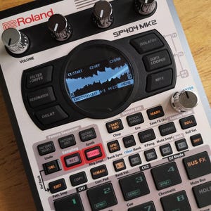 Habillage thématique AKAI MPC-3000 personnalisé pour l'échantillonneur Roland SP-404 MK2