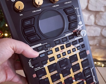 J DILLA Donuts Tribute Skin voor de Roland SP-404 MK2 Sampler.