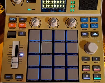 Speciale metallic GOUD-look semi-rigide huid voor Akai MPC-monster, van LofiAndy