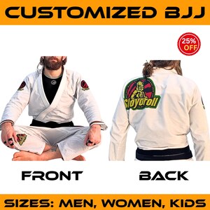 Puede incluir: Kimono de BJJ blanco con cinturón negro, vistas delantera y trasera. La parte delantera muestra el kimono con un logotipo en la manga. La parte trasera presenta un parche grande con el texto "Sloyoroll". La imagen también incluye el texto "CUSTOMIZED BJJ".