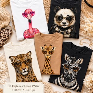 Op de afbeelding: Vijf t-shirts met dierenillustraties: een roze flamingo met roze bril, een panda met luipaardprint bril, een luipaard met bruine bril, een giraf met bruine bril en een zebra met witte bril. Elk dier draagt een ketting met edelstenen.